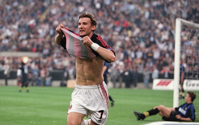 Et quand on pense au derby, impossible de ne pas évoquer cette victoire ÉCRASANTE du Milan le 11 mai 2001 : l'Inter s'incline par 6 buts d'écart "à domicile". Un score digne d'un match de tennis et une date gravée à jamais dans l'histoire de San Siro