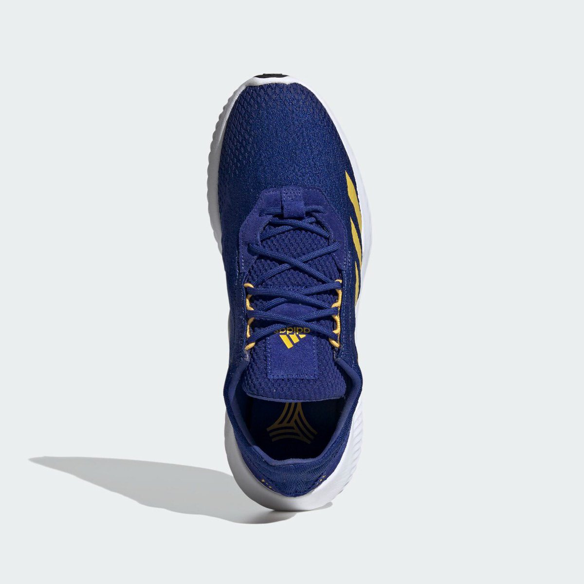 .@adidasAR acaba de lanzar un nuevo par de zapatillas, las *Predator Mutator 20.3*, inspiradas en los icónicos botines *Predator*. 
Estas  nuevas zapatillas de #adidasfootball  vienen con el exterior de cuero y se presentan con los colores del club y el escudo 💙💛💙.