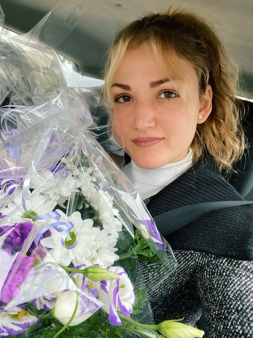 I hope you have a week full of love ❤️  Im bringing these beautiful flowers to a dear missing friend