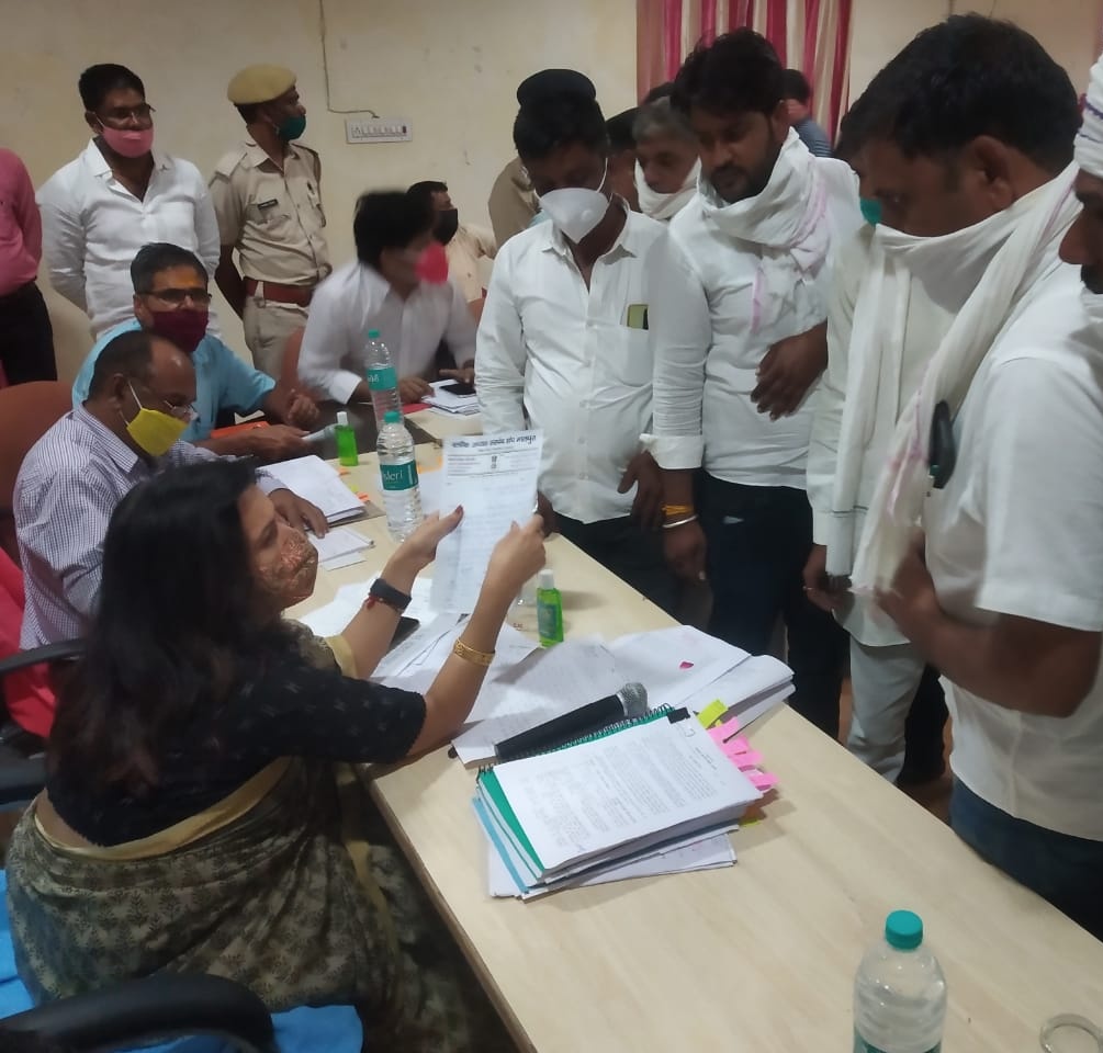 संभा०आयु०<a href="/drarushimalik/">Dr.Arushi Malik IAS</a> द्वारा #टोंक जिले,पं.स.मालपुरा सभागार में ब्लॉक स्तरीय अधिकारियों के साथ बैठक व जनसुनवाई, महोदया ने किया जन समस्याओं का किया निस्तारण, सरकारी योजनाओं का लाभ आमजन को समय पर मिले दिए निर्देश
<a href="/RajGovOfficial/">Government of Rajasthan</a>
<a href="/RajCMO/">CMO Rajasthan</a>
<a href="/DIPRRajasthan/">सूचना एवं जनसम्पर्क विभाग, राजस्थान सरकार</a>