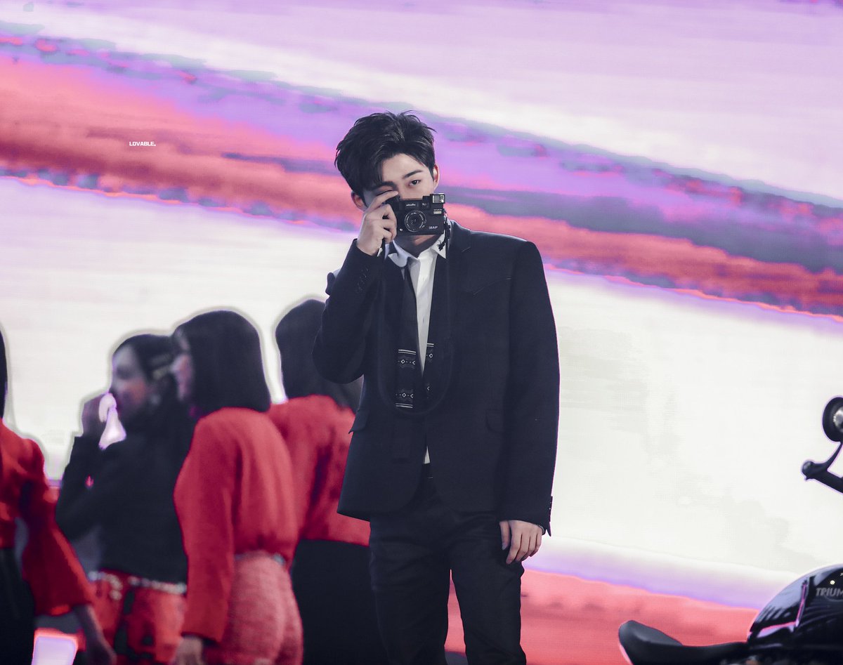 bobindaeyo131's tweet photo. Pengen dipotoin Hanbin👉👈😌

#D2toHanbinDay 
#HANBIN
#BI
#KimHanbin131Label
#iKON https://t.co/aM91dwFmKX