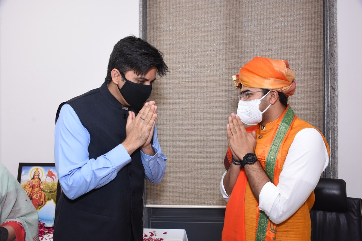 CGAbhishekSingh's tweet photo. आज दिल्ली में आयोजित @BJYM के नवनियुक्त राष्ट्रीय अध्यक्ष एवं बेंगलुरु साउथ से लोकसभा सांसद श्री @Tejasvi_Surya जी के पदभार ग्रहण कार्यक्रम में शामिल हुआ और उन्हें शुभकामनाएँ दी। https://t.co/Fx6h2NnlwW