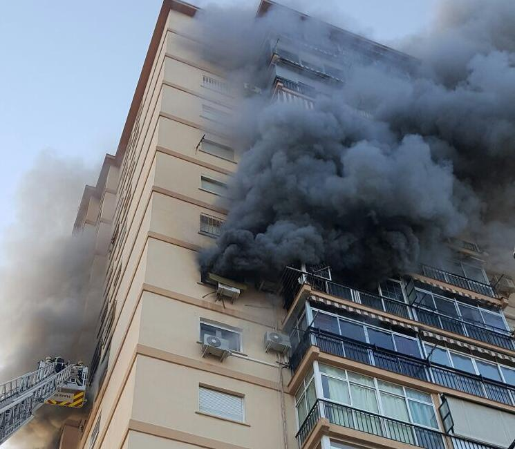 encierrobombmlg's tweet photo. @malaga @FundacionRonald @pacodelatorrep @fjpomares @ruthparticipa @CarolinaEspanaR Hace más de 7 años que llevamos pidiendo por escrito que tomen alguna medida sobre la limpieza de los trajes de fuego contaminados con sustancias cancerígenas. https://t.co/VNjWaeQ1B3