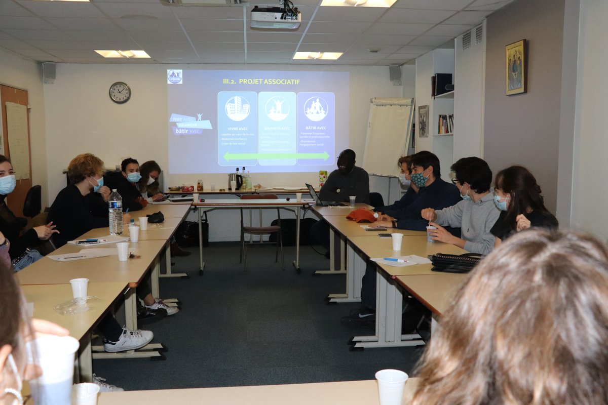 Pendant 1 mois, 15 étudiants de l' ESSEC Business School viennent vivre une expérience en immersion dans nos  antennes. Merci à tous du temps que vous donnez pour les habitants des cités ! Vous ne le regretterez pas, on peut vous l'assurer ! 🥰😚
#lerocheroasisdescités #essec