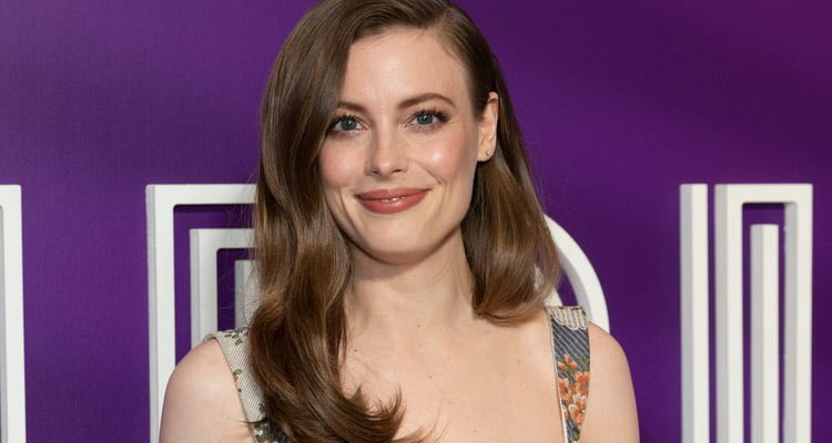 Happy birthday Gillian Jacobs!  I am having a baggel for breakfast in her honor. 