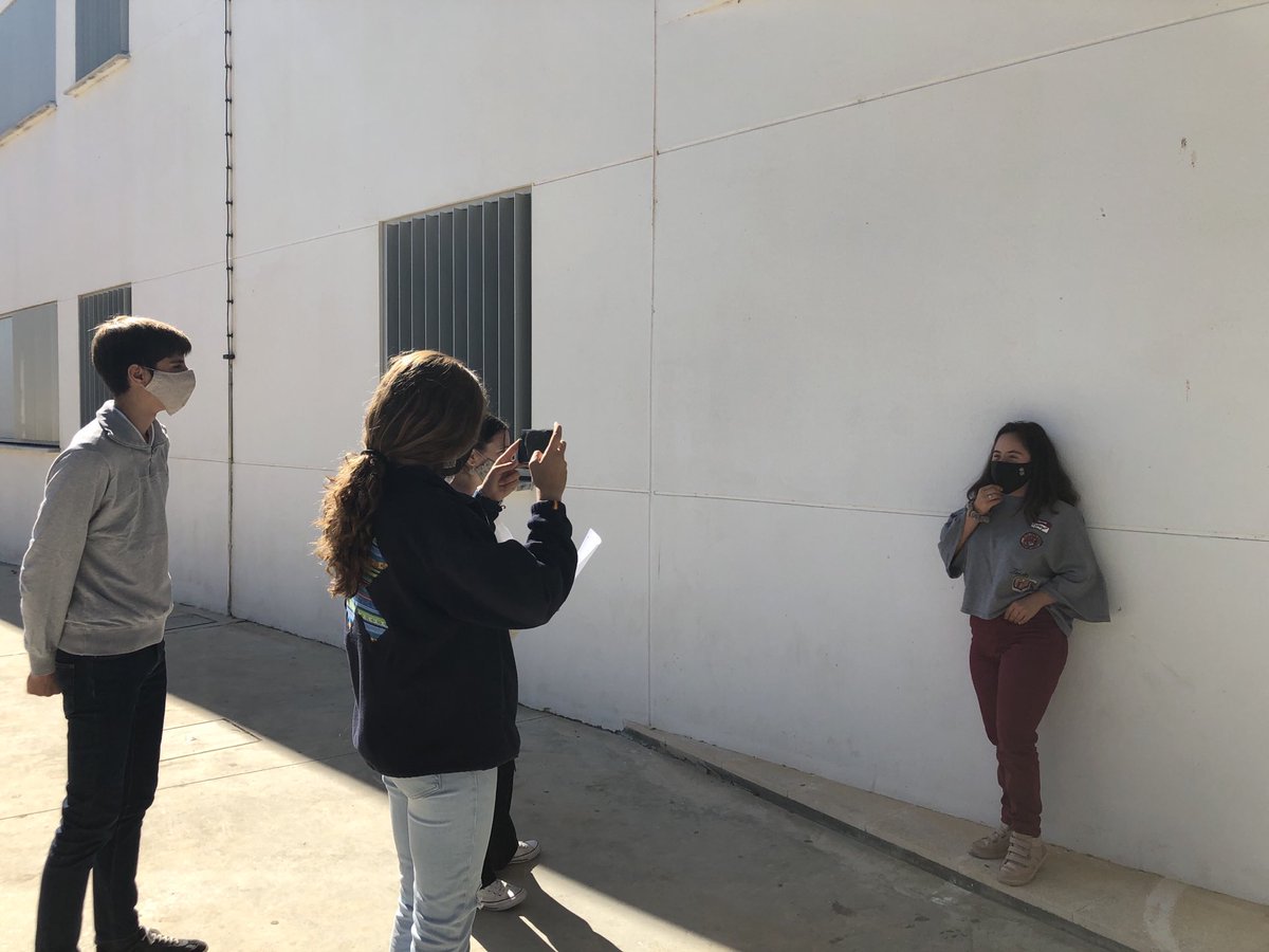 Carolinaciencia's tweet photo. Seguimos trabajando en FQ de 4, producto final vídeo sobre exoplanetas. Hay que invertir en  investigación en nuestra localidad: @iaa_csic  proyecto Carmenes y explicar el átomo. Trabajo en equipo https://t.co/32CoqdRVM2