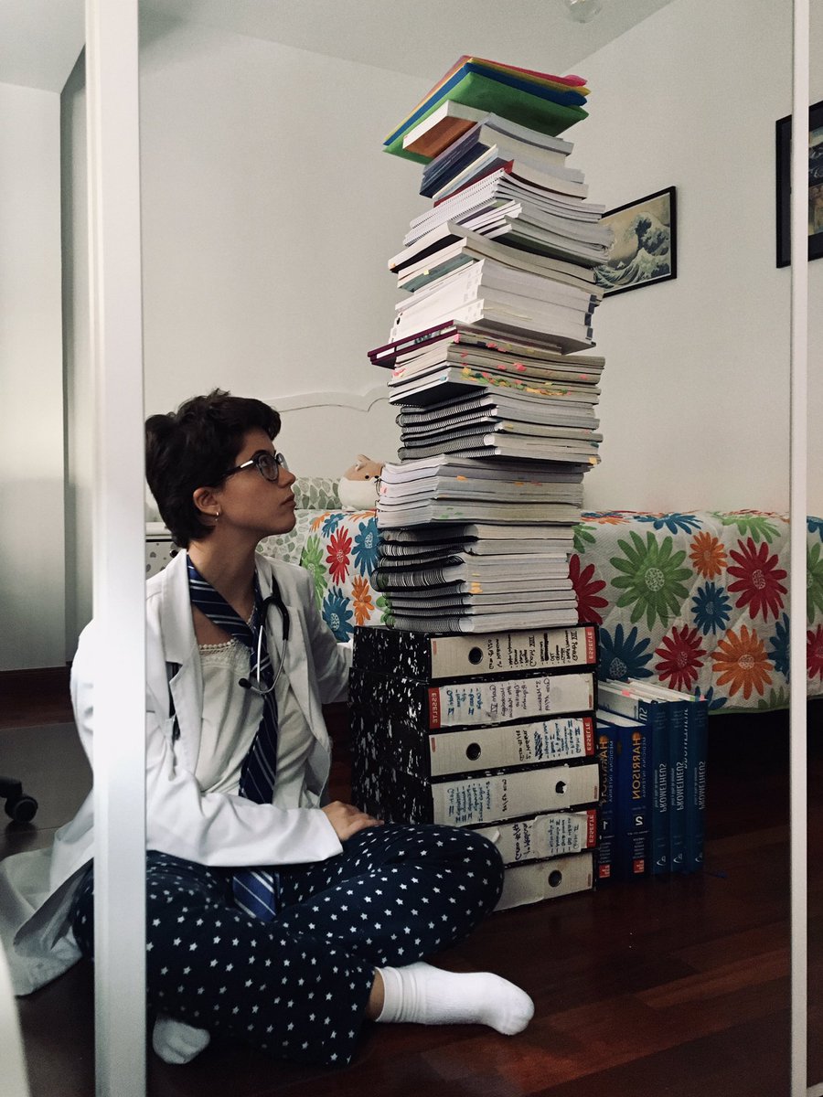 theycallmejulss's tweet photo. De poco nos sirve todo esto si el día de mañana no vamos a saber tratar con los pacientes porque nunca pisamos un hospital #NoSinMisPracticasMedicina #UGR #SAS https://t.co/0yKwb7H0qm