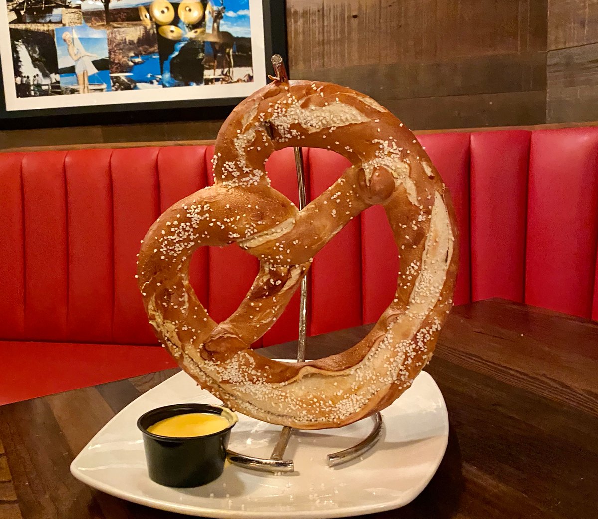 MountAiryCasino's tweet photo. Sad the weekends over?
Come brighten your mood with a Warm Bavarian Pretzel from Guy Fieriโs Mt Pocono!
#TimeToPlayAgain #ExtraOrdinAIRY
Gambling Problem? Call 1-800-GAMBLER https://t.co/2SpNtaHHk4