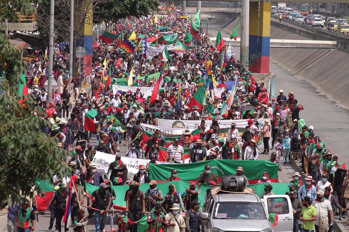 ClaudiaLopez's tweet photo. Agradezco a la minga que avanza pacífica y organizadamente hacia la Plaza de Bolívar por la ruta acordada, no solo respetando el carril de Transmilenio sino que la propia guardia indígena lo protege para que no sea invadido. 
Bogotá epicentro de paz y reconciliación. https://t.co/YbMOgpXIPB