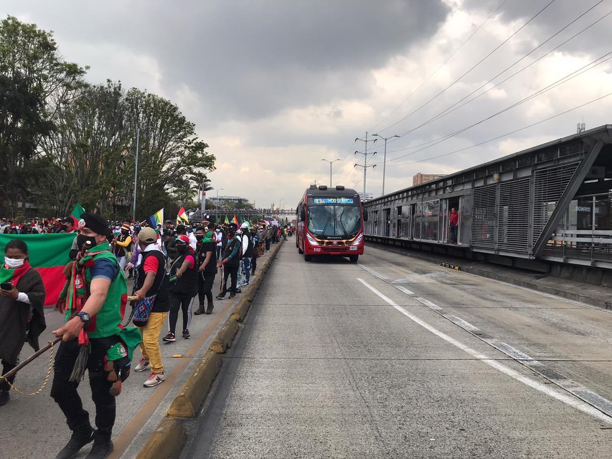 ClaudiaLopez's tweet photo. Agradezco a la minga que avanza pacífica y organizadamente hacia la Plaza de Bolívar por la ruta acordada, no solo respetando el carril de Transmilenio sino que la propia guardia indígena lo protege para que no sea invadido. 
Bogotá epicentro de paz y reconciliación. https://t.co/YbMOgpXIPB
