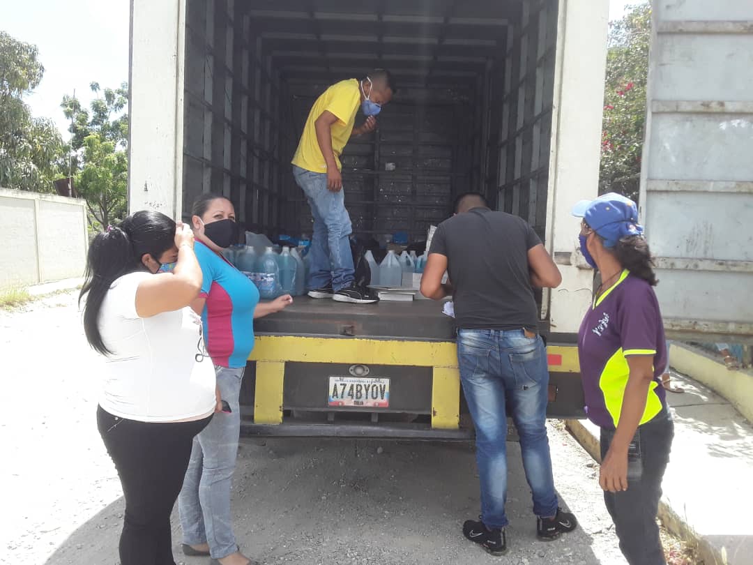 #AlMomento, se realiza la entrega de insumos de bioseguridad por parte de la UNICEF a las UEN Exeario Sosa Luján y El Tostao. En articulación <a href="/NicolasMaduro/">Nicolás Maduro</a> <a href="/unicefvenezuela/">UNICEF Venezuela</a> @MPPEDUCACION <a href="/gobiernodelara_/">gobiernodelaraoficial</a>  protegemos a nuestra muchachada, docentes, administrativ@s y obrer@s!