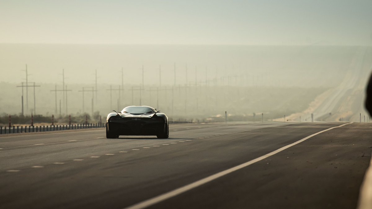 DRIVETRIBE's tweet photo. There's only one emoji for it: 🤯

The SSC Tuatara becomes the world's fastest production vehicle as it hits a top speed of 331.15mph, with an average speed of 316.11mph following the completion of another run to make the record official.

📸 @SSCNorthAmerica https://t.co/O6hpDZcg11