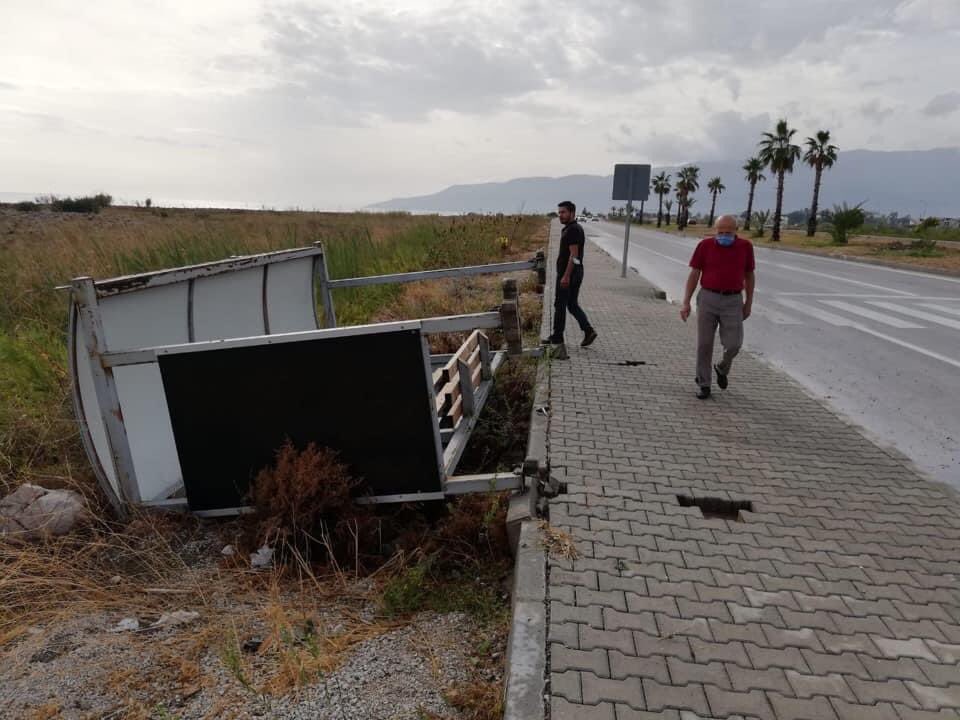 Komşu ilçelerimiz Kumluca ve Finike’de meydana gelen hortum ve fırtınadan dolayı zarar gören tüm vatandaşlarımıza geçmiş olsun dileklerimi iletiyor, hayatını kaybeden Gülseren Çiçek’e Allah’tan rahmet, ailesine ve yakınlarına başsağlığı ve sabır diliyorum.