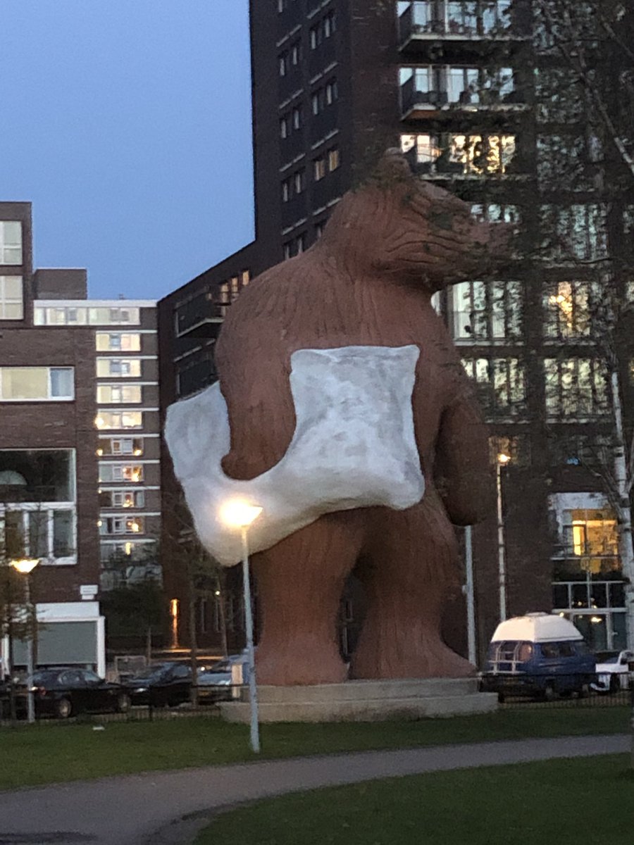 AgentMiao's tweet photo. #RandomStatue #Random #Giantbear https://t.co/Uo5Zv0GRzO