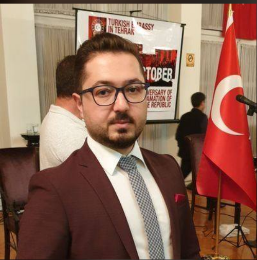 AzadehKhorasan's tweet photo. گفته میشود، فاتح صابونچی که در پوشش خبرنگاری برای بنگاه لجن پراکنی ت.آر.ت فعالیت ضدامنیتی میکند، در حال تماس و هماهنگی با جریان های #تجزیه_طلب وابسته به اسراییل جهت اغتشاش در شهرهای #ایران  است و قول داده، اخبار اغتشاشات خیالی را به صورت زنده پخش کند.
چرا اینها آزادنه می چرخند؟ https://t.co/RdAmYCH7bG