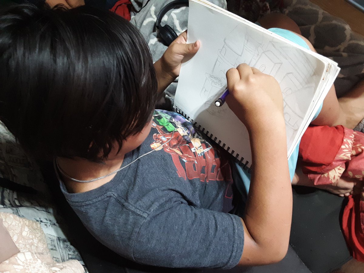 mina_2586's tweet photo. Santiago in art class 🎨🎨🎨🖼🖼🖼@MsZaner @McbeeSpecials @ElementaryMcbee https://t.co/3eRBEWE81p