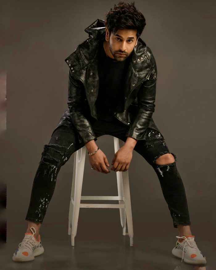 4Thili's tweet photo. @Gshashankvyas 
He can look #EXTRA_ORDINARILY BEST in each ATTIRE🔥🔥 
Whether  T-shirt or #Classy Blazers
For

Never have I seen an #Amazing actor like him in far away #MILES
#SUPERBLY SLAYS in every #STYLE💯
Carrying #Heroicness #ATTITUDE with him all the While 💥💥 https://t.co/o5VMxxuMQc