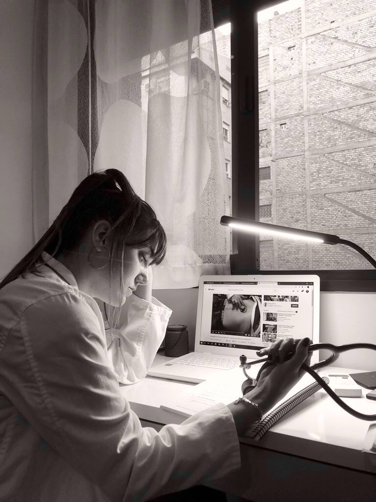 __carmensanchez's tweet photo. La única palpación a un paciente que he visto. ¿Así quieren formar a sus futuros médicos? Hospitales universitarios, no os olvidéis de los que algún día cuidarán del país.  #ugr #NoSinMisPracticasMedicina #SAS https://t.co/vFARQZ5XV4