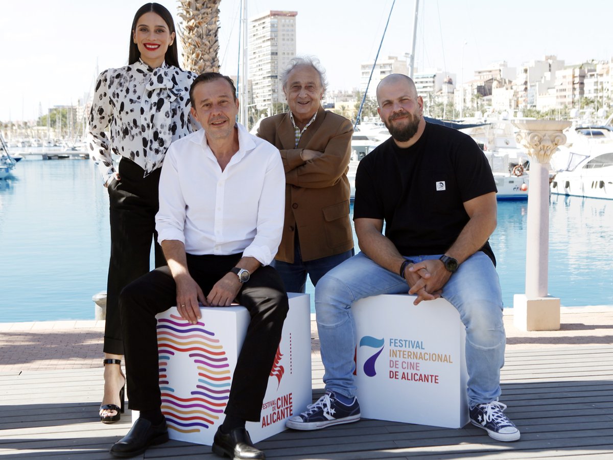 FestivalCineALC's tweet image. 🎬 El equipo de 'Urubú' se encuentra en Alicante, donde esta mañana ha presentado su película, la cual inaugura en poco menos de una hora la Sección Oficial del #17FestivalAlicante. 👏