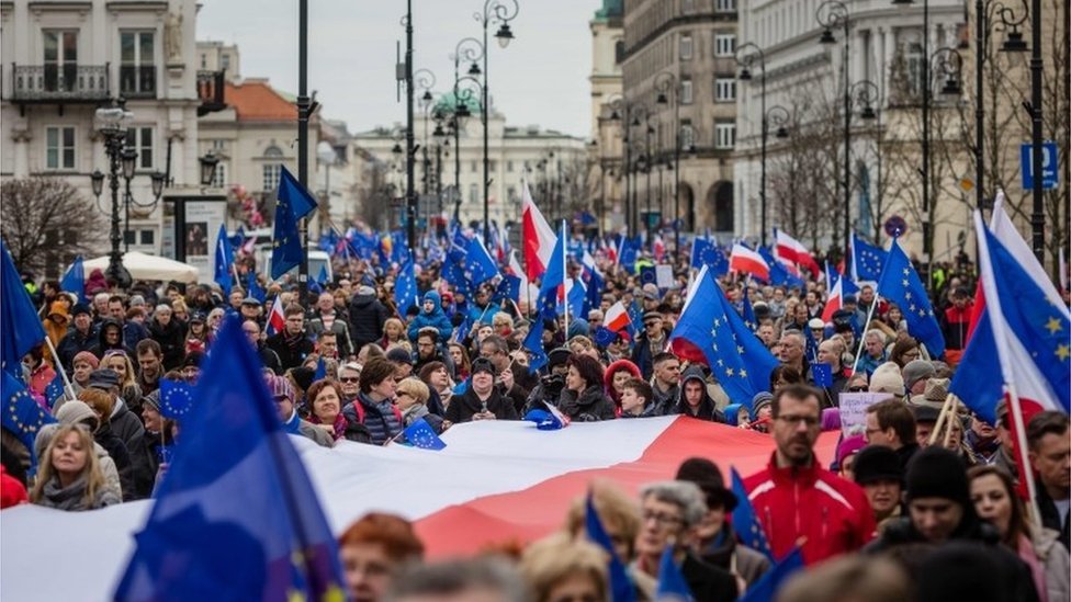 The ‘Brexit referendum’ in 2016 showed that European integration was reversible. In response to it, JEF co-organised the March for Europe on the anniversary of the Rome Treaty in March 2017 and protested against Brexit with over 1 million other pro-Europeans in March 2019.
