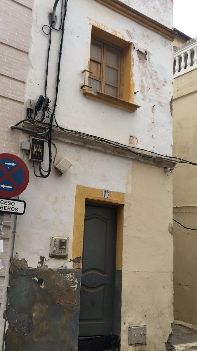 Patricia en Twitter: "@Ayto_Sevilla @Gerencia de urbanismo. Casa abandonada en estado ruinoso calle Nufro Sanchez,17. Posible desprendimiento fachada y animales dentro https://t.co/5nq8blWJzA" / Twitter
