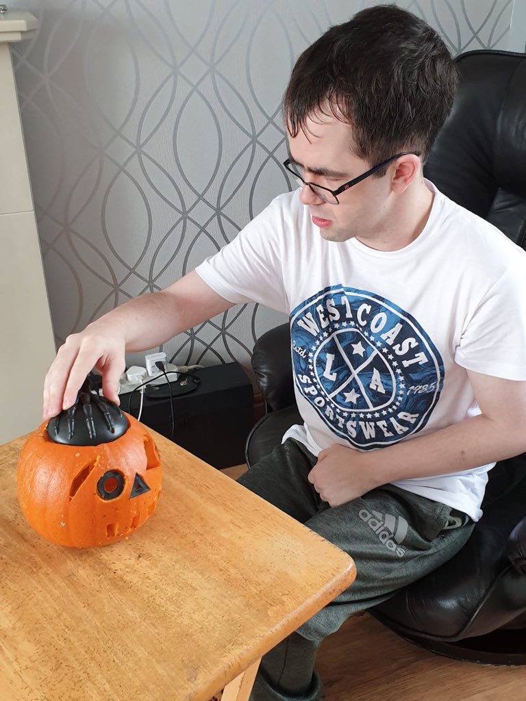 AutonomieInfo's tweet photo. Halloween arts and crafts a hugely popular activity at Autonomie this week as young people use their activity packs kindly funded by Halifax Foundation NI.
#AutonomieLive
#WhatNextProg
#Freedom2ChooseProg https://t.co/qtoXYgr1wi