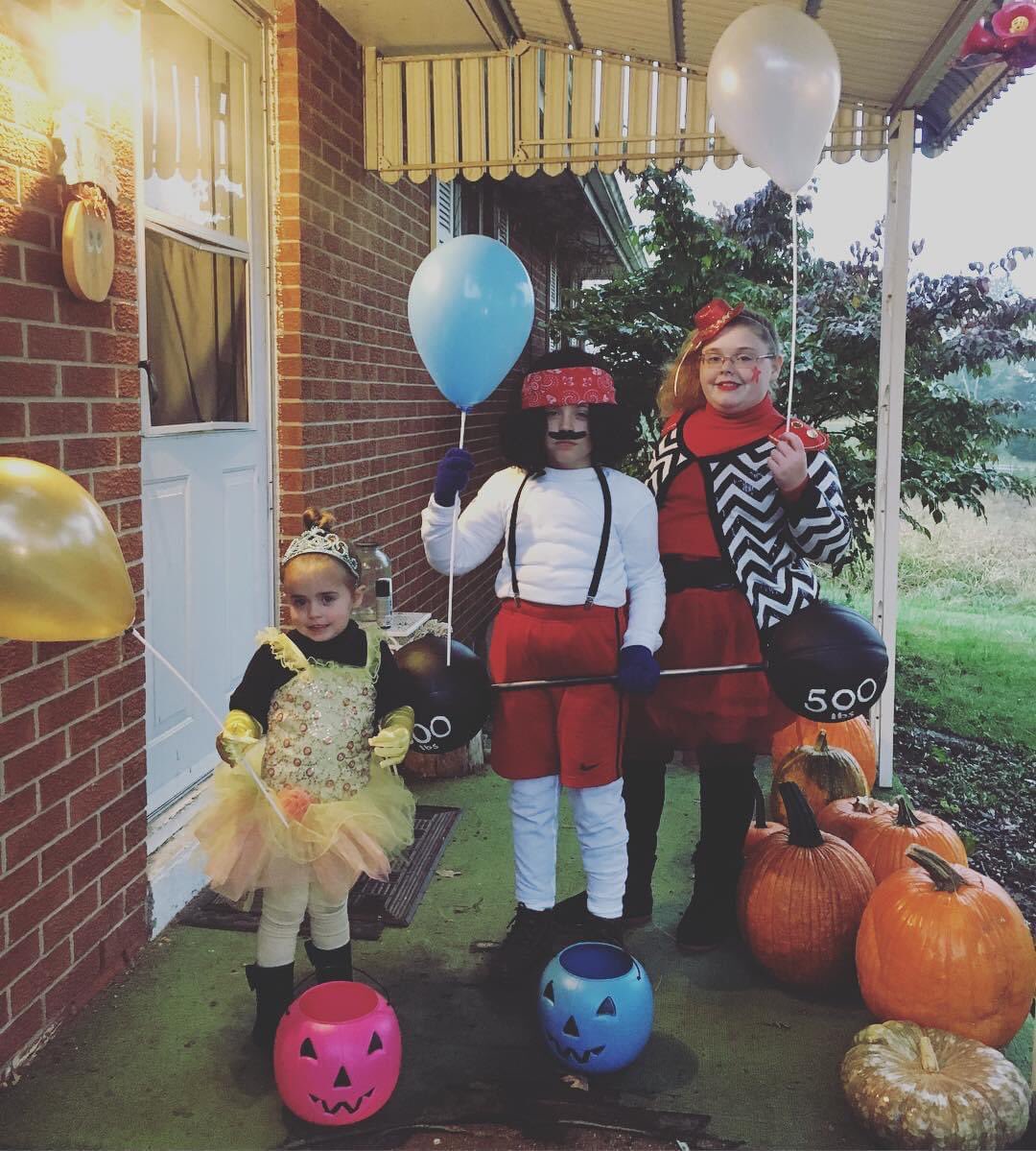 ashley_clifford's tweet photo. A couple throwback Halloween pics to enjoy! Not ready for this year yet. Go slow, October. Please! 🧡 #TrickORTreat #familieswhocostumetogether #booandsully #circuscrew #beautyandthebeast https://t.co/BNGZPWzPNP