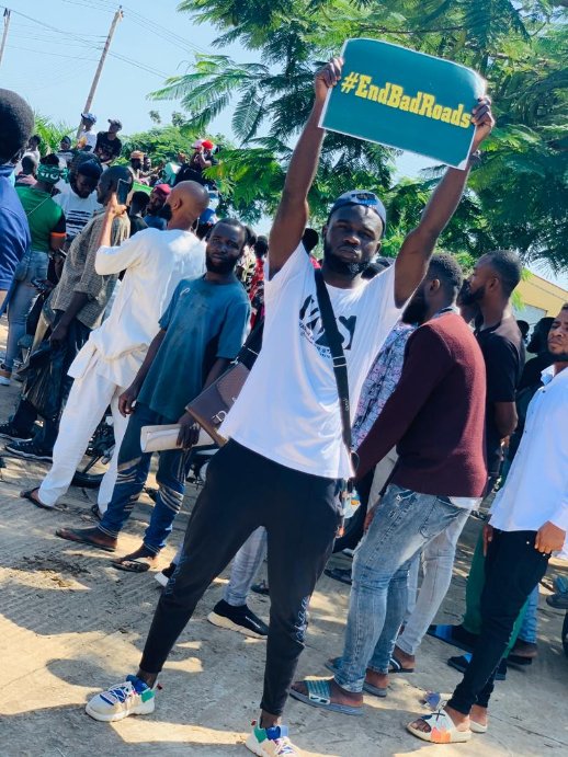 Arab_kid00_'s tweet photo. Today's episode of the peaceful protest held in Minna, Niger state.
The city gate which is the heart of Minna or even the link btw northern states and most states in Nigeria was shutdown 2day so as to pass a vital message to the SG on our demands.
#SecureNorth #EndNorthBanditry https://t.co/kP7YCMrHhy