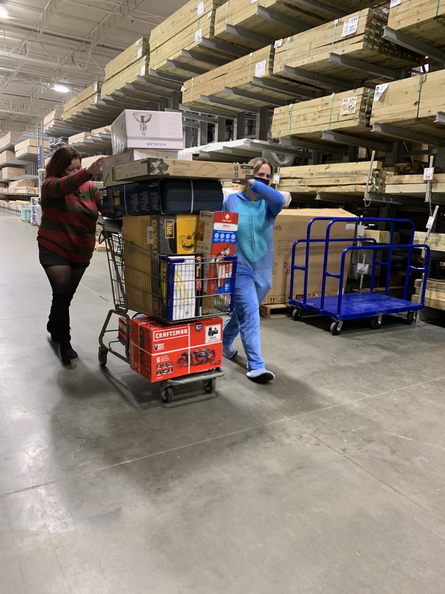 Annette2260's tweet photo. Front end appreciation month! Very thankful I was able to help out and have fun with some great people! #lowesfamily #lowes2260 #appreciation #halloween @JasonR2260 @billmann2260 @JaneenV_HRBP https://t.co/ORwbntGygb