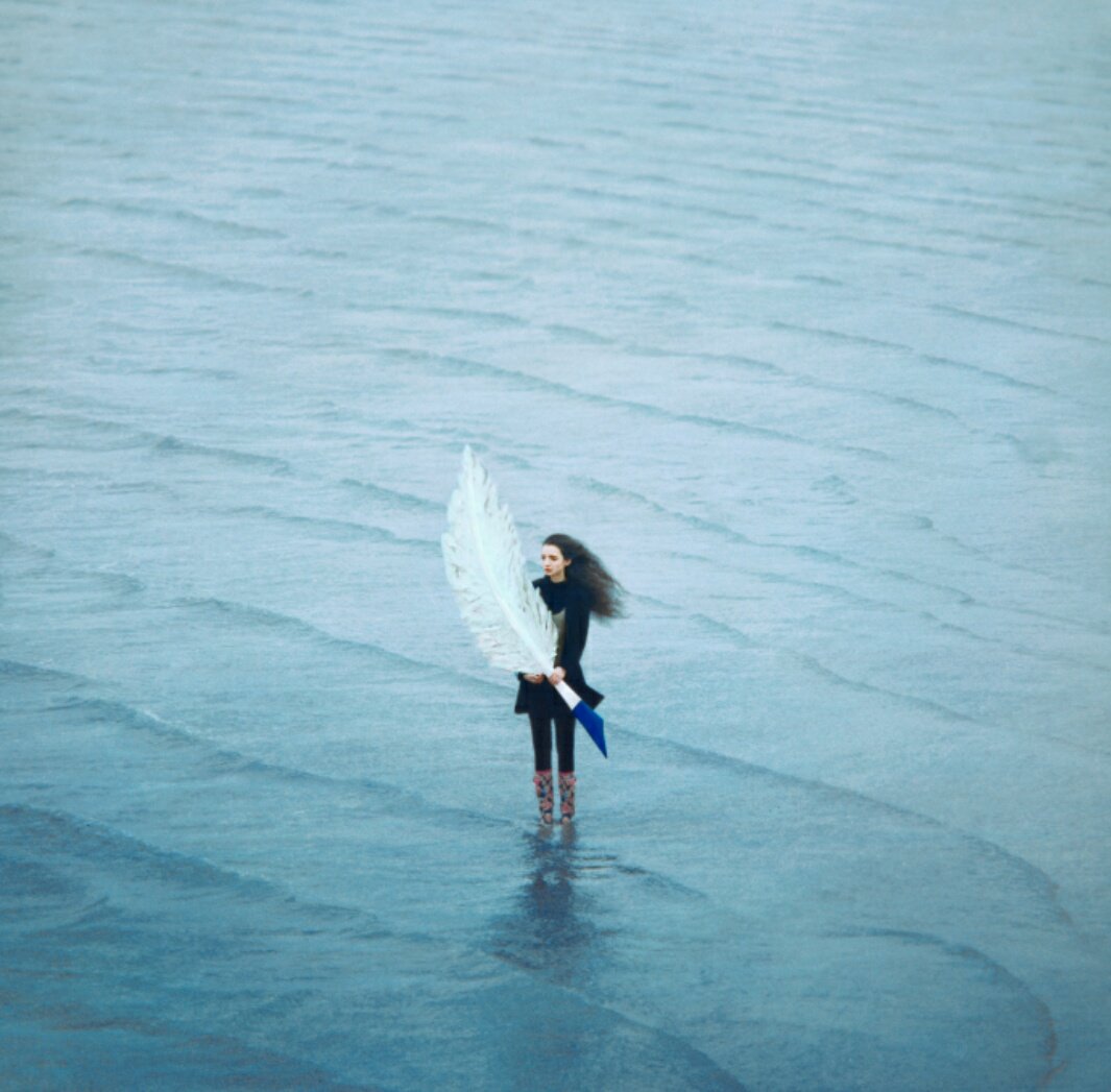 Escribimos porque no todo 
lo que se nos derrama del pecho cabe siempre en el mar.

Mi admiración y mi gratitud, escritoras. 💜
#diadelasescritoras