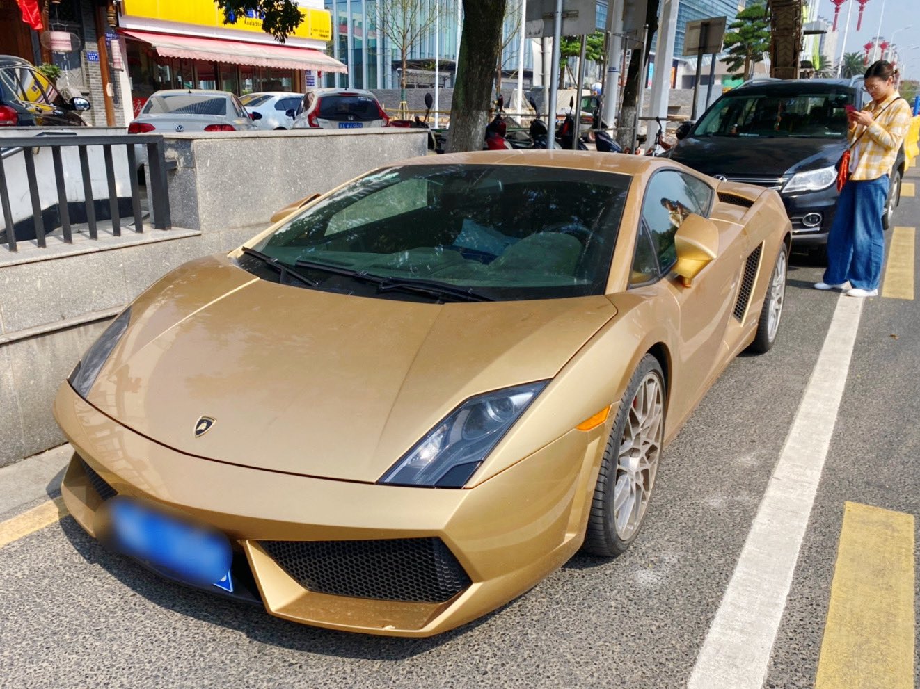 中村紀子 幸せの金のランボルギーニ 子どもの頃 流行っていたのがスーパーカー もし金色のランボルギーニを見たら幸せになると言われていました あれから40年 私はここ中国長沙で ついに幸せになりました ちなみにディディで 行き先を設定し