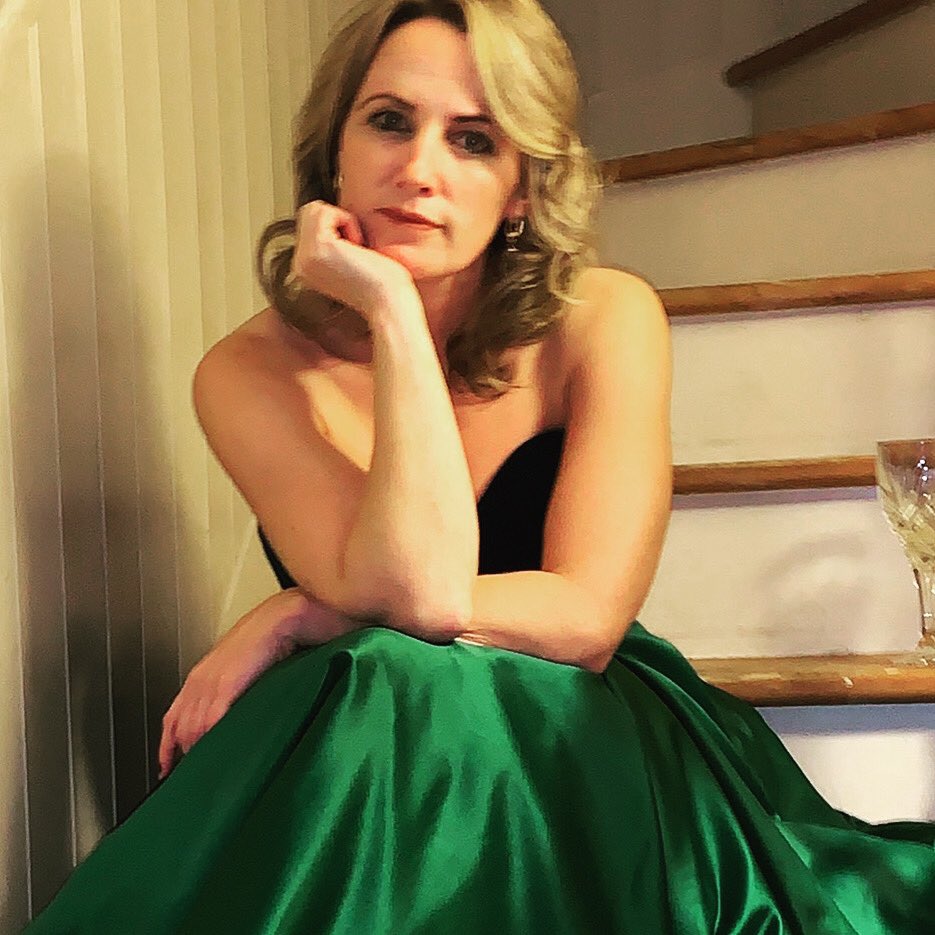 helenbehan's tweet image. Great excuse to wheel this beautiful green number out again for the @IFTA awards last night. Congratulations to all my fellow nominees and all those who won! Particular nods to @markohalloran and @NiamhAlgar for picking up awards for #TheVirtues! 🎥🙏🏻🥂🤩proud at yis🥰