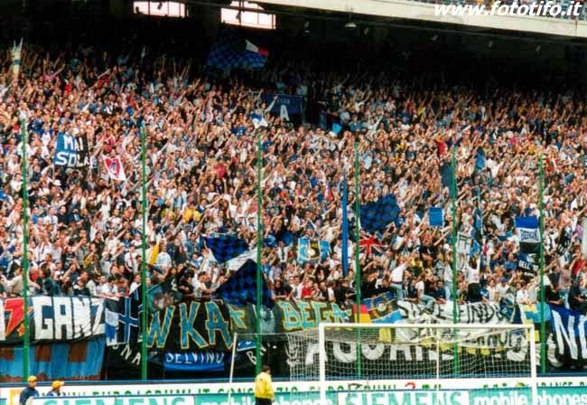 On reste dans la débilité avec cet  #InterAtalanta de 2001, au cours duquel les ultras locaux balancent un scooter volé sur le parcage visiteur, situé à l'époque au premier anneau da la Curva Sud. L'engin appartenait à un bergamasque