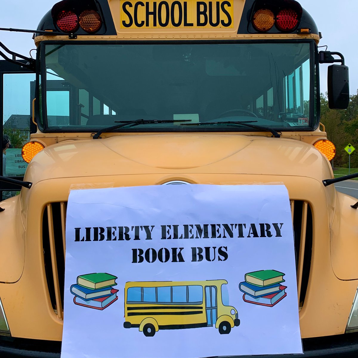 LIB_ElemLibrary's tweet photo. Another great day on the bus! It’s so fun seeing kids (in person!) excited about new books. 📚
No Book Bus for the next two Mondays for student days off.
#lcpsbookbus https://t.co/G8fZx3iLhk