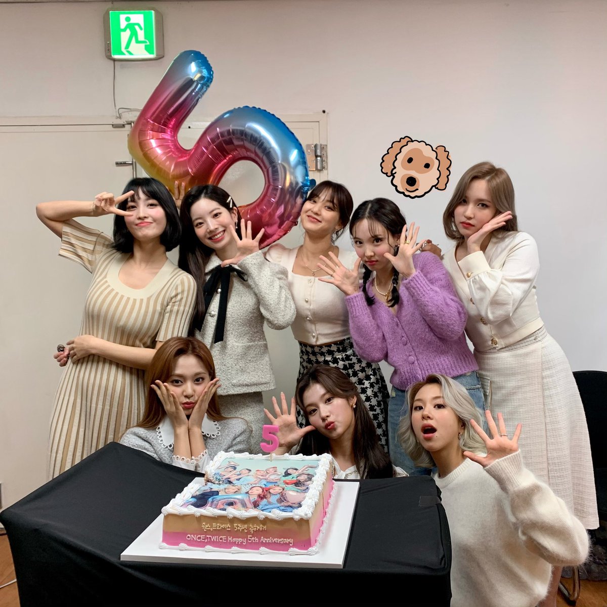 원스, 트와이스 5주년 축하해 💝
ONCE, TWICE Happy 5th Anniversary 💝

앞으로도 지금처럼 손잡고 함께 걸어가요.
Let's stay together WITH our hands in hand like we always have.

#ONCE #원스 #TWICE #트와이스 #TWICE_5thanniversary #ONCEWITHTWICE