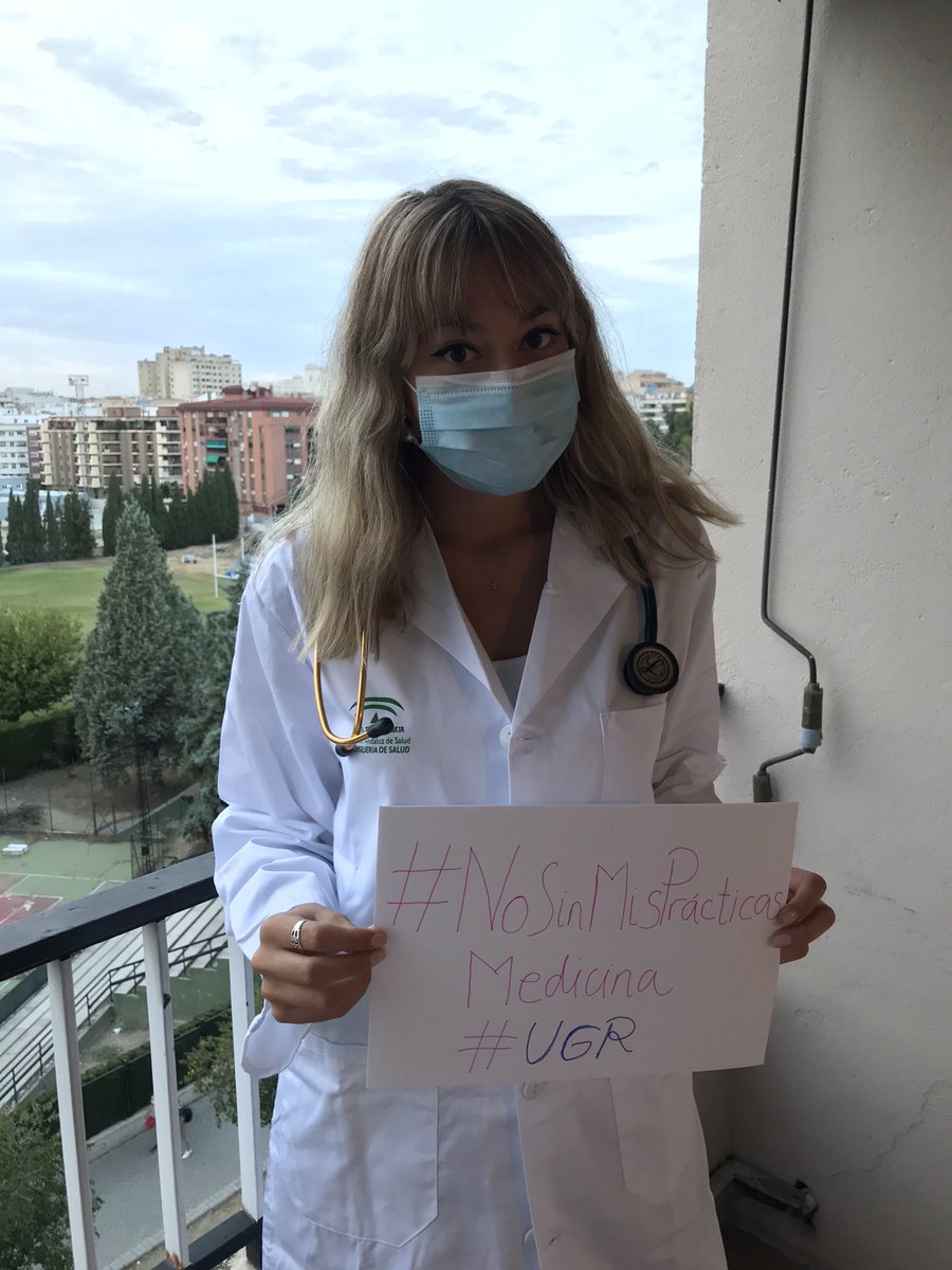 MTCS27's tweet photo. Literalmente estoy estrenando mi bata y mi fonendo en esta foto. La desmotivación y la tristeza crece en nosotros. Nos merecemos que alimenten nuestra vocación, no que la hundan. NO ES JUSTO. #NoSinMisPracticasMedicina https://t.co/nzGnCJTlO1
