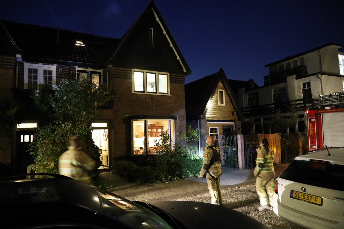 Schoorsteenbrand bij woning -..