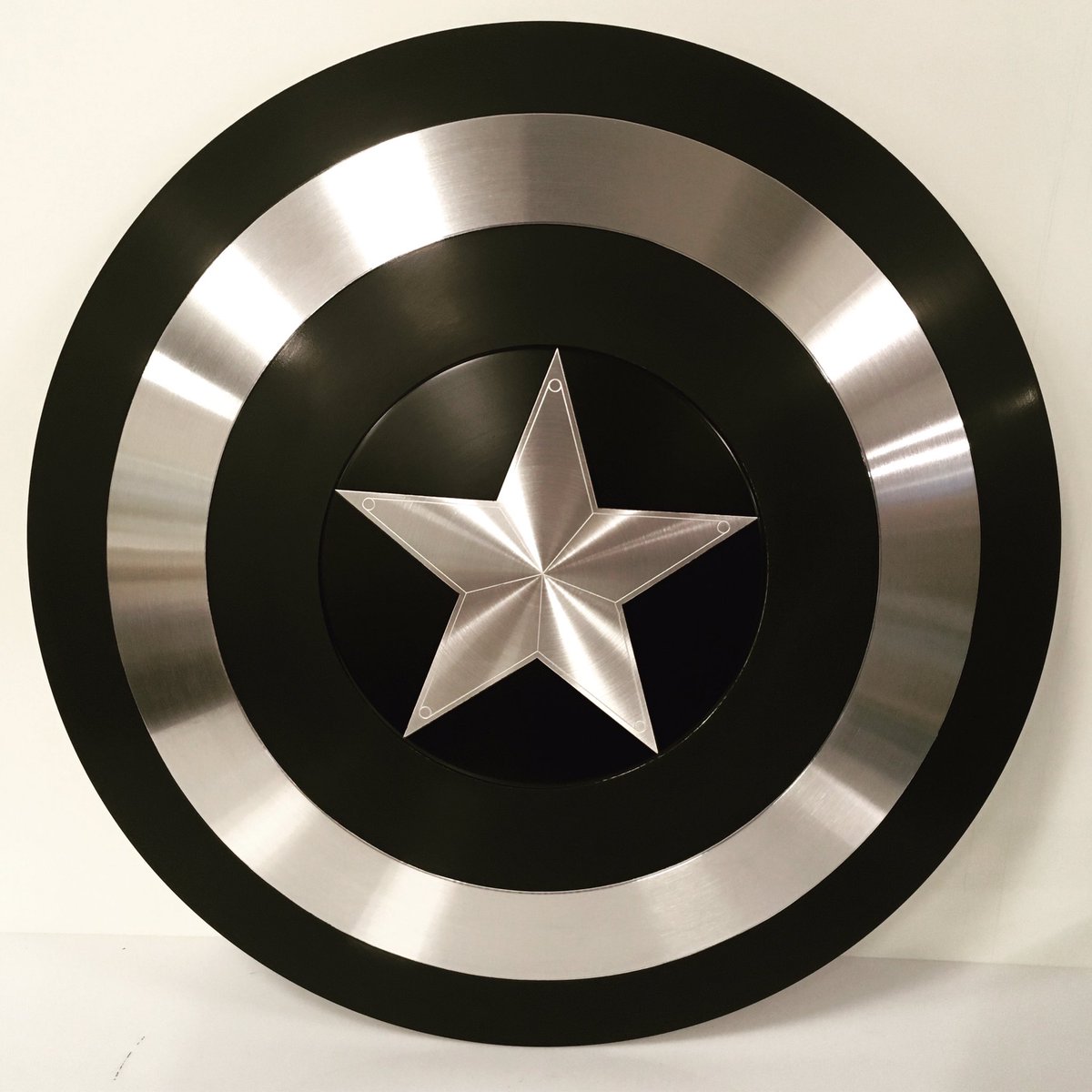 ComicSandwiches's tweet photo. Introducing: THE STEALTHIER STEALTH SHIELD

#stealth #stealthshield #shield #customshield #marvel #marvelcomics #captainamericashield #captainamerica #blackandwhite #metalwork #comicsandwiches https://t.co/7BKpKY5Zy2