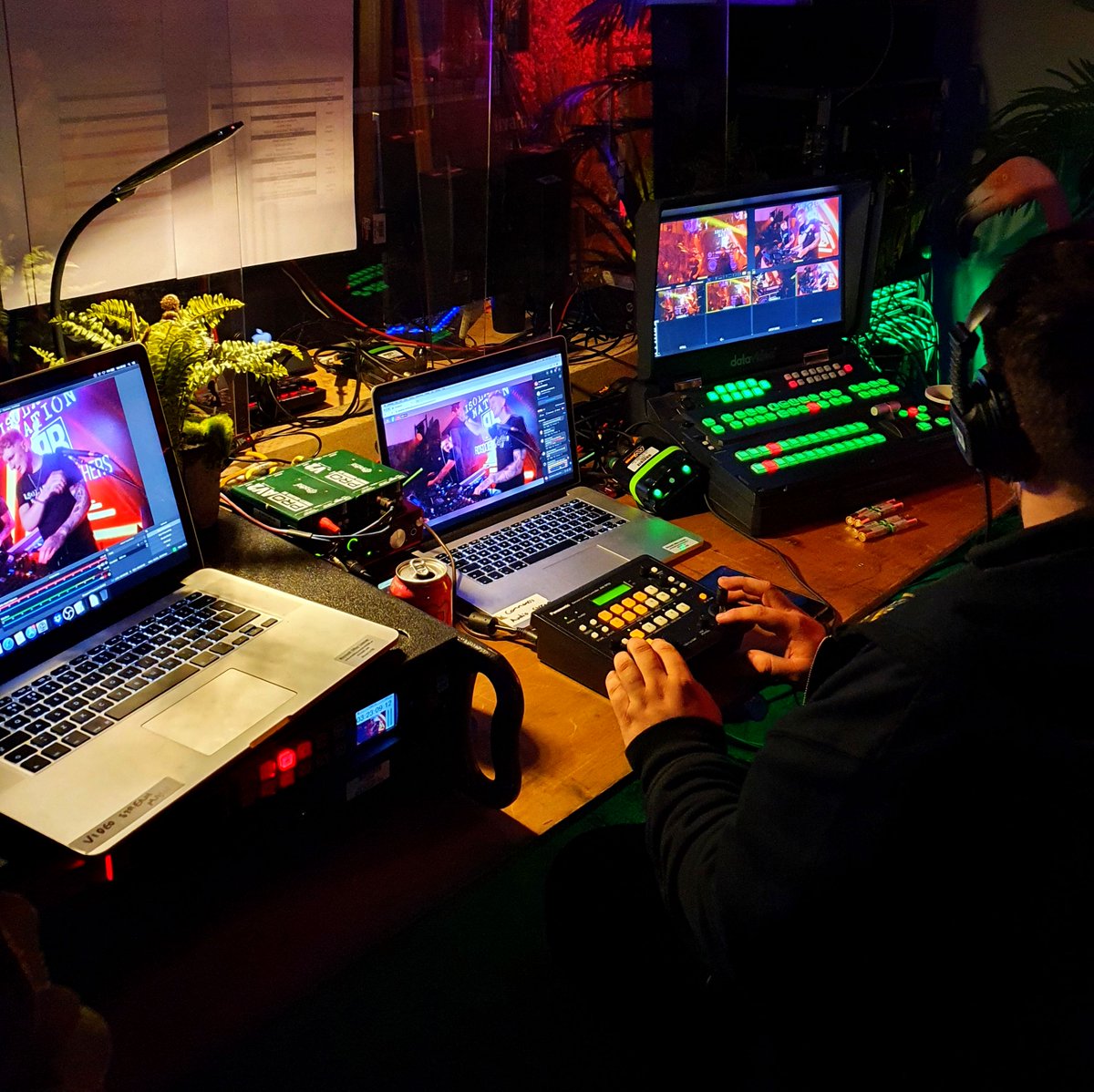 𝑩𝒂𝒄𝒌𝒔𝒕𝒂𝒈𝒆 𝒂𝒕 𝑰𝒔𝒐𝒍𝒂𝒕𝒊𝒐𝒏 𝑵𝒂𝒕𝒊𝒐𝒏 𝒑𝒓𝒆𝒔𝒆𝒏𝒕𝒔 𝑭𝒐𝒖𝒓 𝑪𝒐𝒓𝒏𝒆𝒓𝒔 𝒐𝒇 𝑯𝒐𝒖𝒔𝒆! 🎬📽🎵

If you're looking to host a fully immersive virtual event, get in touch today. 

📞 0800 1950 600
🌐 bit.ly/2NC3hnX

#EventProfs #IsolationNation