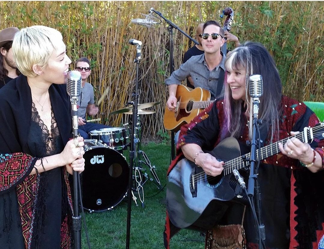 SmilerGun's tweet image. Miley Being extremely cute .. 😍😍🤩