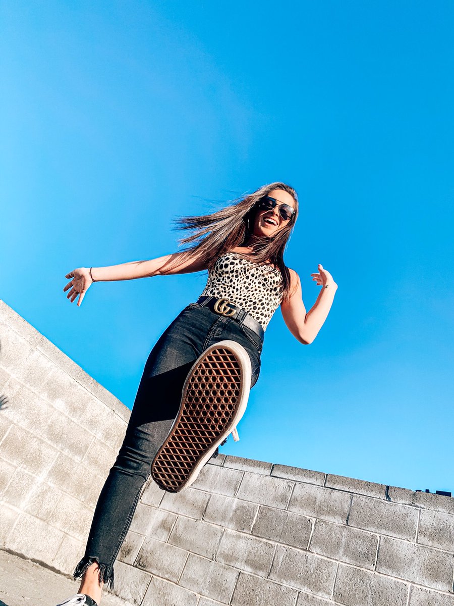 Walking on SUNSHINE! Ready to begin this Monday with a head start to the week! #BeTheFirst #OleMissADPi💎