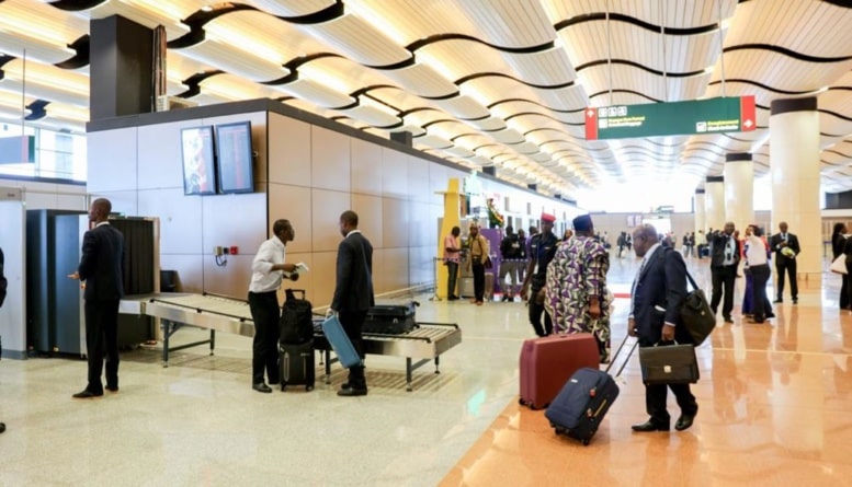 aflomagazine's tweet photo. Test Covid-19 : Une nouvelle mesure à l’Aibd à partir de novembre.
#Sénégal @myAibd  #testeCovid19 #passager #transport #aérien #logistque #sanitaire #supplychain 
https://t.co/ohZyxTqykU https://t.co/W4I674hrwN