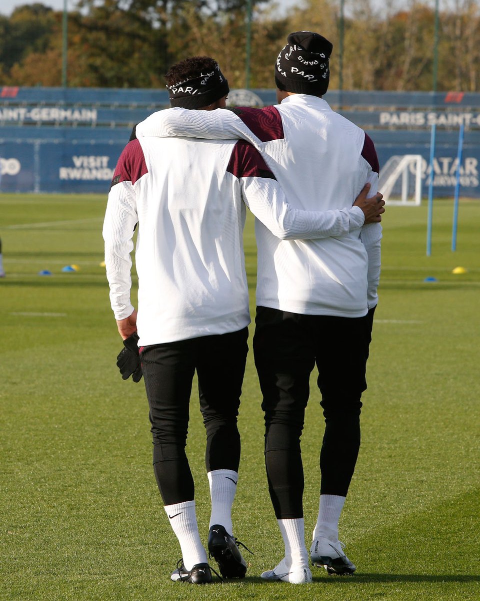 Brothers on the pitch! 🤝🏼🇧🇷🇫🇷⚡
#Neymar #NeymarJr #NJR #PSG #ParisSaintGermain #France #Paris #NeymarFans #NeymarSkills #UCL #OPAITAON #Futebol #Football #Mbappé https://t.co/Jd0Nj5PVkb