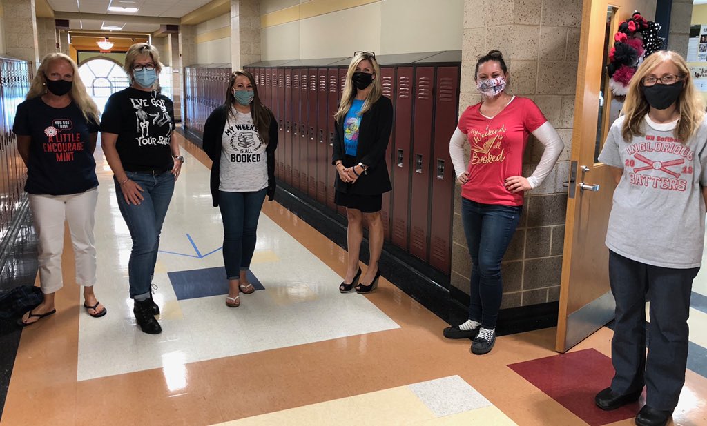 Happy Punday Monday!! 👍🏻#ItsAnEnglishThing #NailedIt #NotHintingJustMinting #IronyIsTheOppositeOfWrinkly #SorryWeAreBooked 

Also, just want to give a special shoutout to sidewalks for keeping me off the streets! 😂 #Boom #DoubleNailedIt