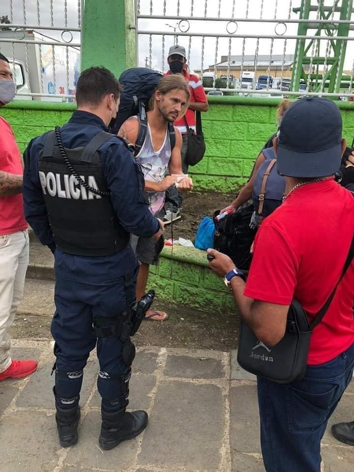 Ladrones: no roben a los turistas y menos si el turista es x ej un policía alemán, pueden quedar así 👇 Aplausos para el turista que no se dejó robar 👏👏👏👏👏