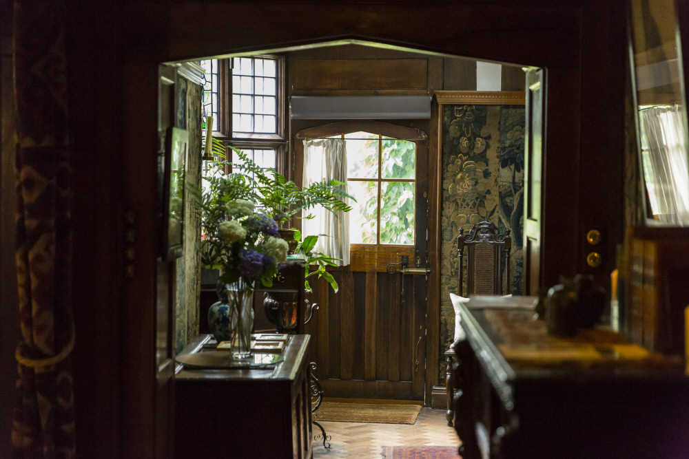 nationaltrust's tweet photo. As the evenings are feeling cooler, we’re dreaming of grand pads to cosy up in.  

Sue W asked us to share @NTWightwick, a home of colour and comfort. Where would you like to snuggle up in? https://t.co/DssqpyThMx