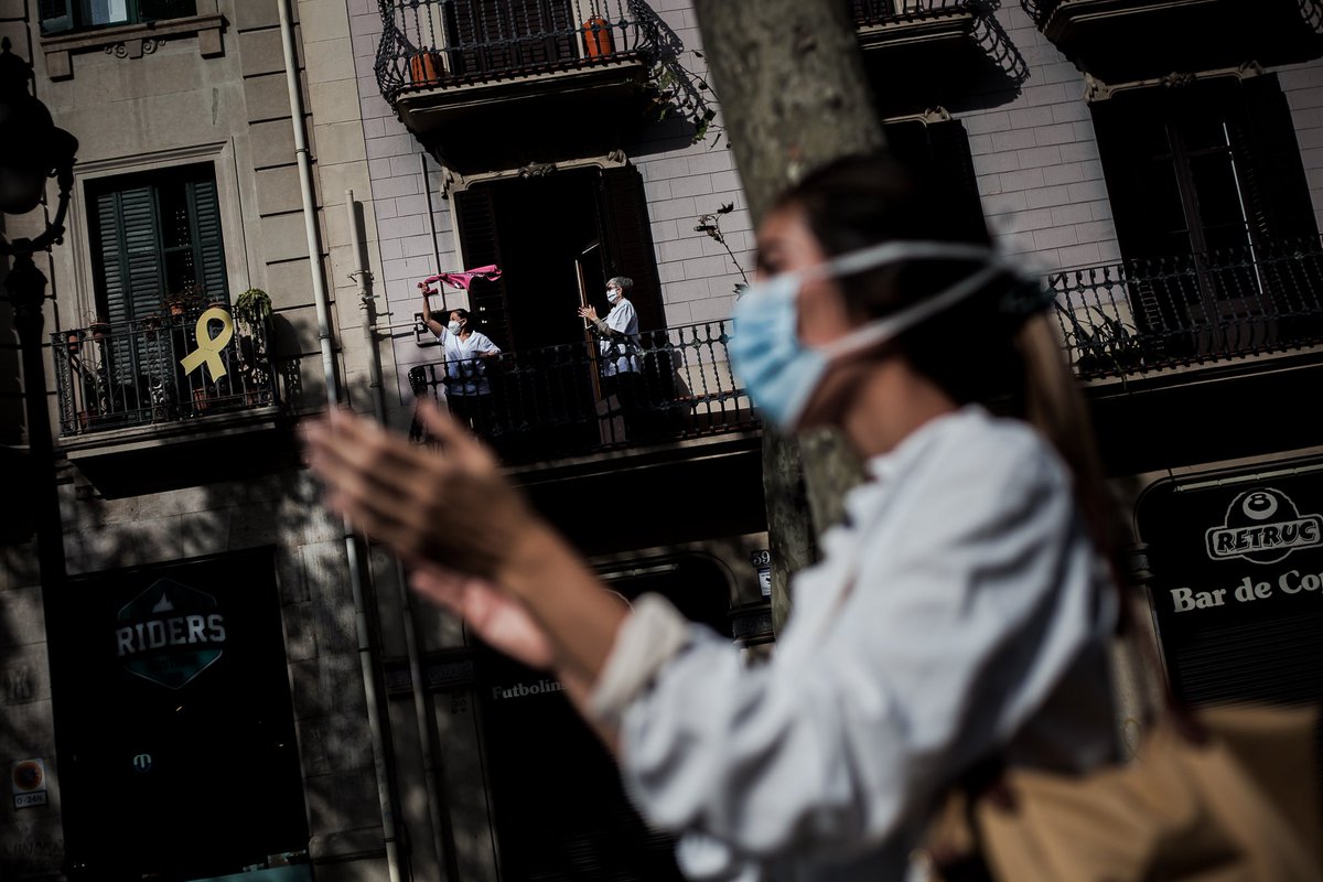ivanlopez_photo's tweet photo. Trabajadoras de una residencia salen al balcón, para aplaudir y apoyar a los MIR. Gran Via de Les Corts Catalanes, Barcelona, 19/10/2020.

@vagaMIRsCat
#vagamir #huelgaMIR #MIR https://t.co/bTdpUwYLst