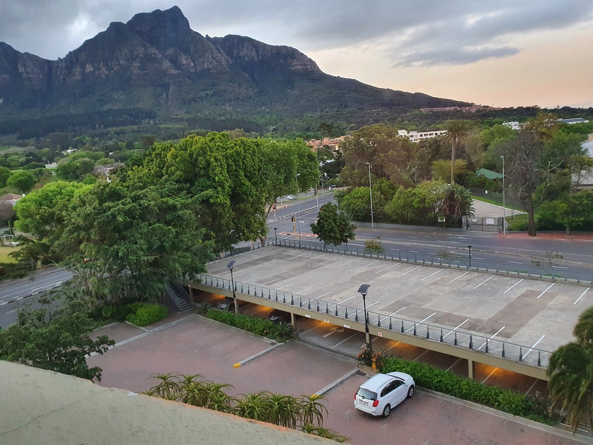 Tonight is my first business night out since lockdown started. This hotel is a favourite and to get into the car park at 6pm would normally be an issue!
This is far from normal and this pandemic far from over! 
This is Cape Town!
#OpenNotOpen
😢