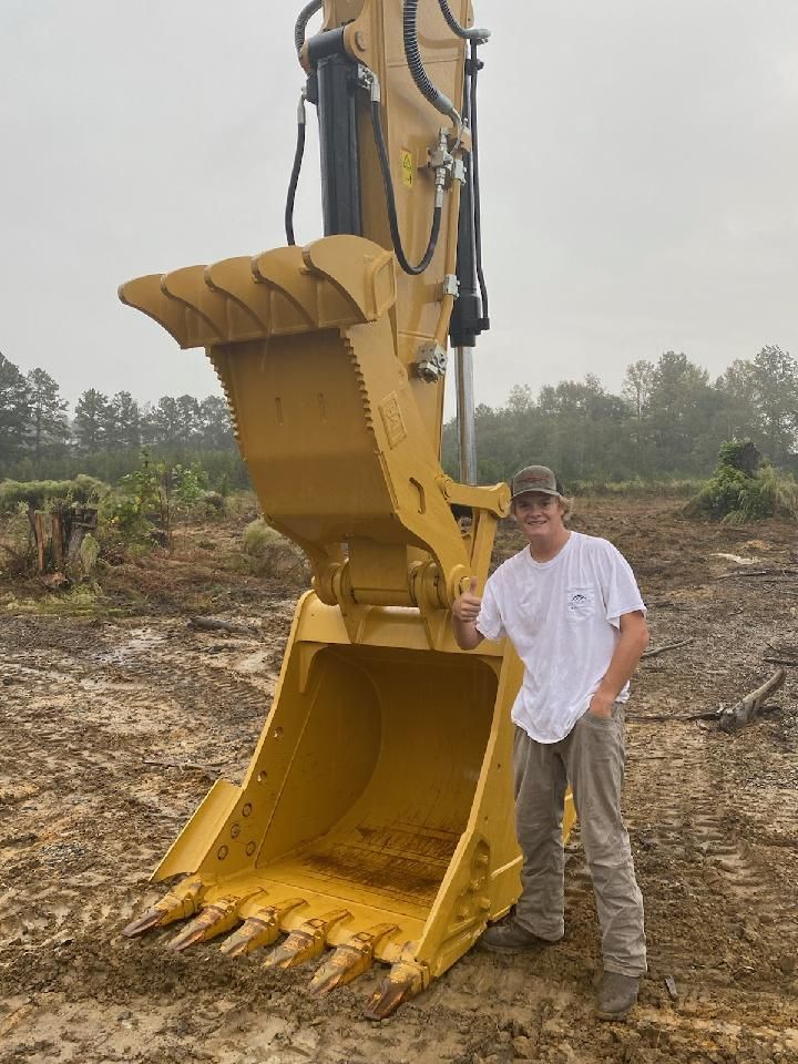 GregoryPooleEq's tweet photo. Captain Colin of the Whitecaps, has been so impressed with Gregory Poole and the twin Cat C12.9 engines in his Hatteras Yacht, that his construction company, Sword Development, just purchased a Cat 320 excavator!
#WeBuildNC https://t.co/fpHhUv97ol