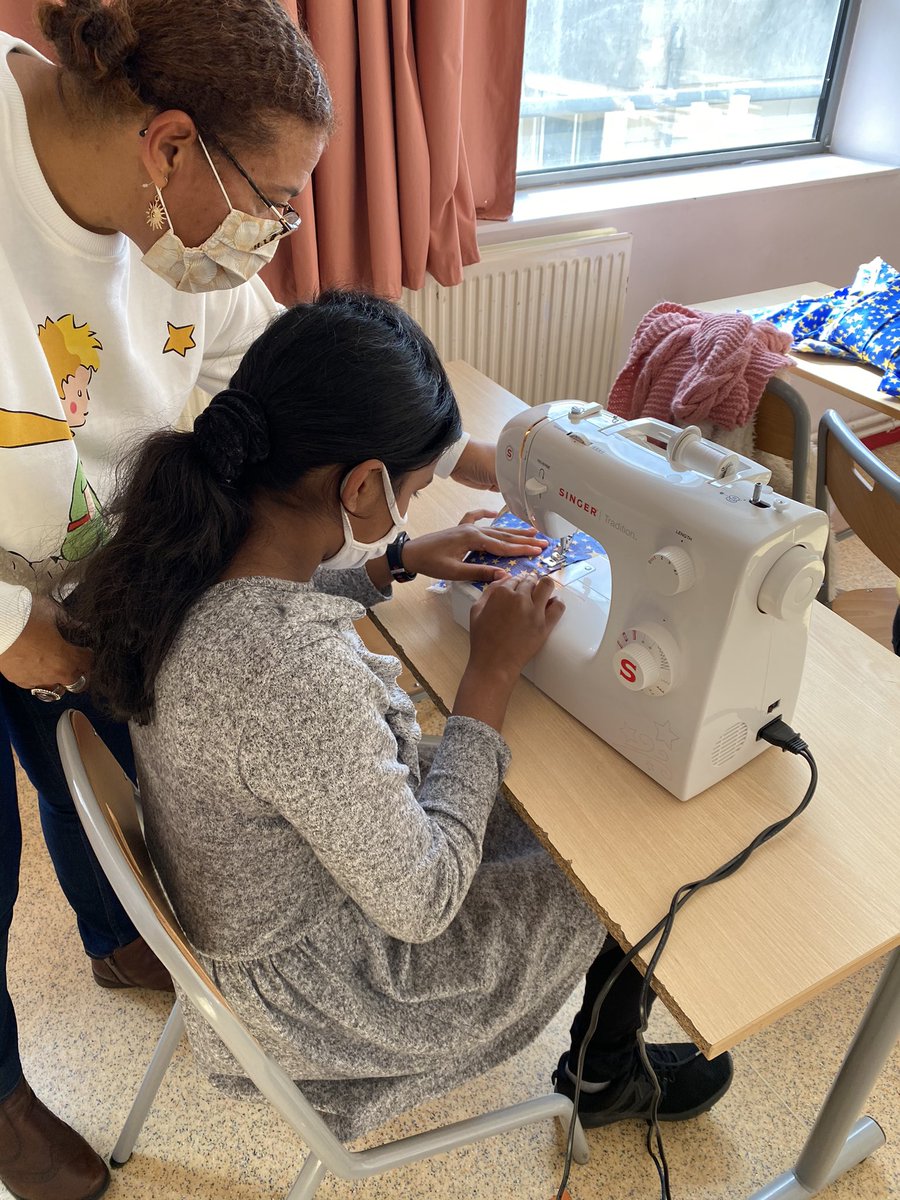 college_st_ex's tweet photo. Parce que c’est pour eux que nous nous engageons et défendons les valeurs de la République. Premier jour d’école ouverte : remédiation scolaire puis ateliers confection de masques et de bracelets brésiliens, concours de pâtisserie et atelier sportif ! @Villierslebel @acversailles https://t.co/SS8TZ2WpBE